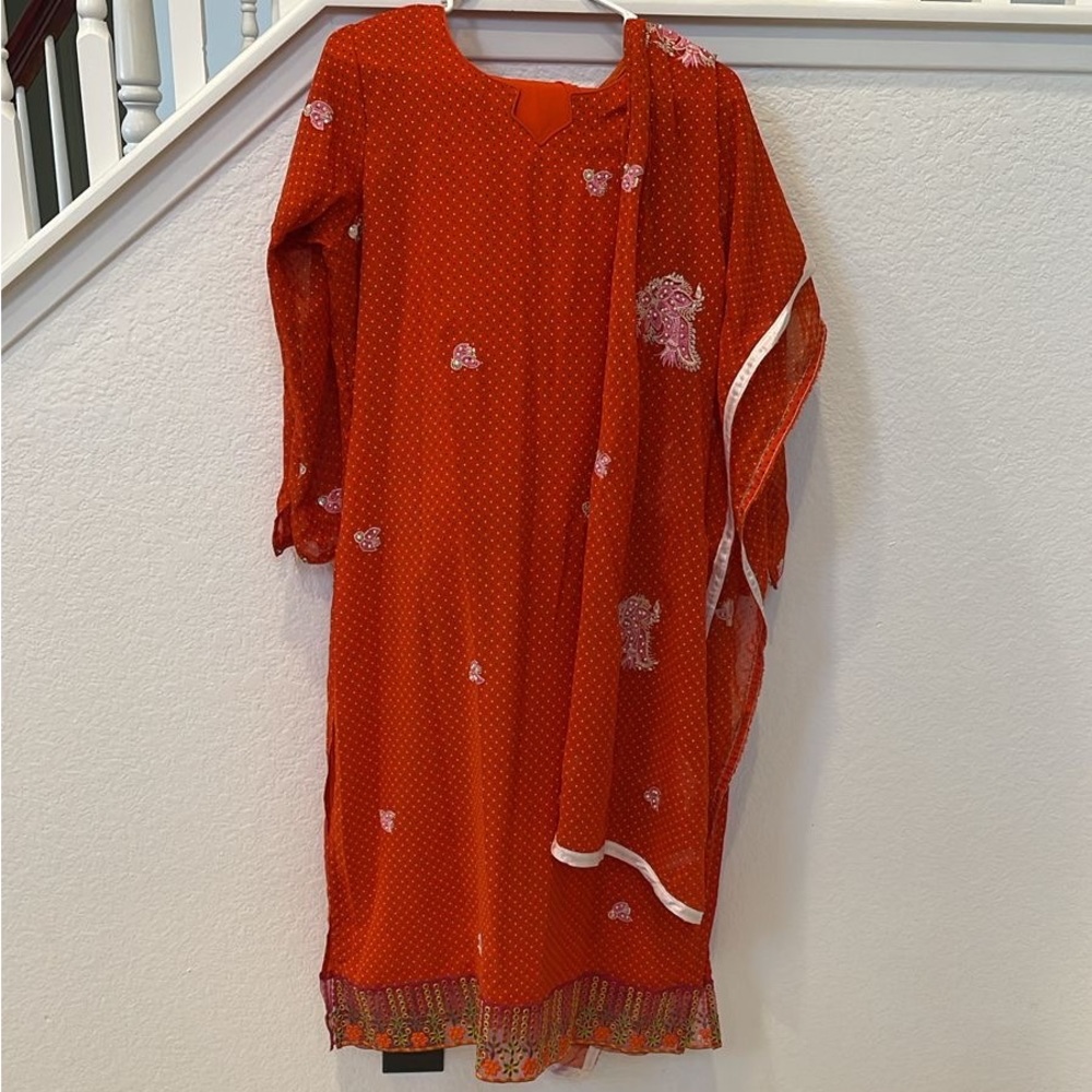 Pakistani shalwar kameez dopatta